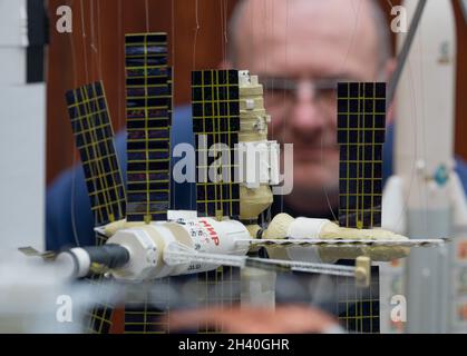 Oberthal, Deutschland. Oktober 2021. Ein älteres Modell einer Raumstation ist auf der Startparty in der Heimatgemeinde von Astronaut Matthias Maurer zu sehen. Die Gemeinschaft der 4,000 Menschen hat seit Wochen Weltraumfieber. Maurers Start vom Weltraumbahnhof Cape Canaveral in Florida wurde von heute auf voraussichtlich Mittwoch verschoben. Maurer wird der zwölfte Deutsche im All - und der vierte Deutsche auf der ISS sein. Quelle: Harald Tittel/dpa/Alamy Live News Stockfoto