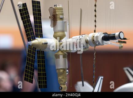 Oberthal, Deutschland. Oktober 2021. Ein älteres Modell einer Raumstation ist auf der Startparty in der Heimatgemeinde von Astronaut Matthias Maurer zu sehen. Die 4000 Einwohner zählende Gemeinschaft hat seit Wochen Weltraumfieber. Heute feiern die Saarländer den Start von Astronaut Matthias Maurer ins All, der nun für Mittwoch, 03.11.2021, geplant ist. Quelle: Harald Tittel/dpa/Alamy Live News Stockfoto