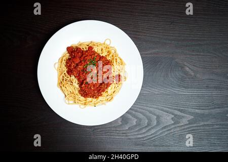 Aufnahme von Spaghetti Bolognaise über dem Kopf mit Kopierfläche Stockfoto