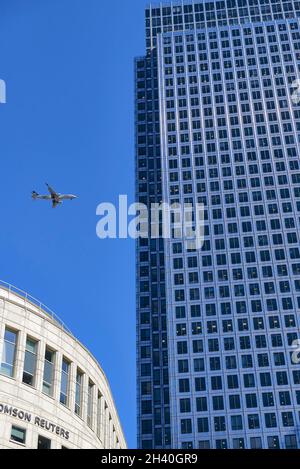 Ansicht eines Flugzeugs von Alitalia, das sich dem Flughafen nähert, zwischen den Bürogebäuden von Canary Whaf, Lufttransport, London, Großbritannien Stockfoto