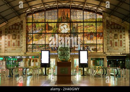 22/10/2021 schöne Glasfenster im Bahnhof Indalecio Prieto, Bilbao, Biskaya, Baskenland, Spanien, Europa Stockfoto