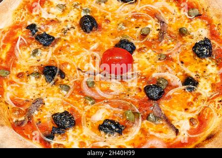Nahaufnahme einer texturierten Pizza aus Siciliana über dem Kopf Stockfoto