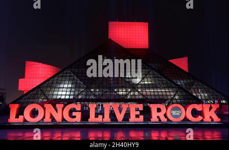 Cleveland, Usa. Oktober 2021. Ein Blick auf die Rock and Roll Hall of Fame an der Einführungsnacht 2021, die ein paar Blocks entfernt im Rocket Mortgage Field House in Cleveland, Ohio, am Samstag, den 30. Oktober 2021 stattfand. Foto von Aaron Josefczyk/UPI Credit: UPI/Alamy Live News Stockfoto