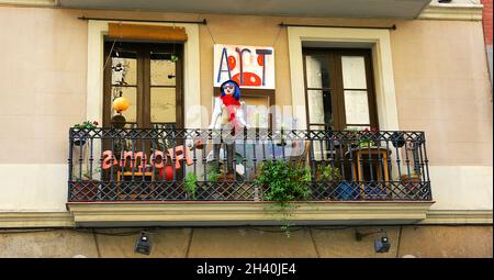 Schaufensterpuppe auf einem Balkon in Barcelona, Katalonien, Spanien, Europa Stockfoto
