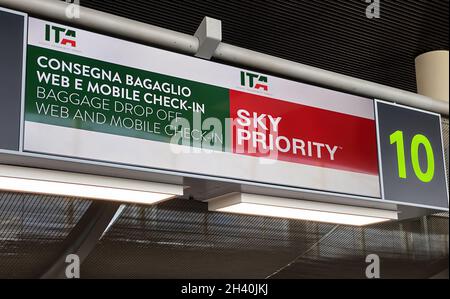 Catania, Italien, August 2021: Informationstafel des ITA-Schaltes im Flughafen Catania. Gepäckaufgabe und -Check-in. ITA ist die neue italienische Flagge Stockfoto