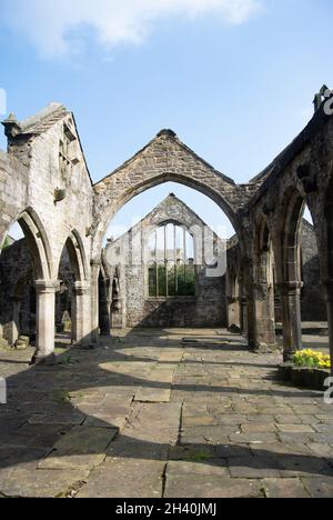 Heptonstall, Yorkshire Ruinen der historischen St. Thomas Kirche im Herzen dieses kleinen charmanten Dorfes Vertikale Aufnahme Stockfoto