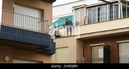 Arbeiter auf dem Gesims eines Gebäudes in Barcelona, Katalonien, Spanien, Europa Stockfoto