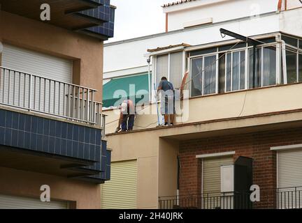 Arbeiter auf dem Gesims eines Gebäudes in Barcelona, Katalonien, Spanien, Europa Stockfoto