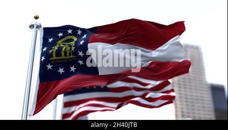 Die Flagge des US-Bundesstaates Georgia winkt im Wind, die Flagge der amerikanischen Sterne und Streifen verschwimmt im Hintergrund. Am 2. Januar 1788, Georgien Stockfoto