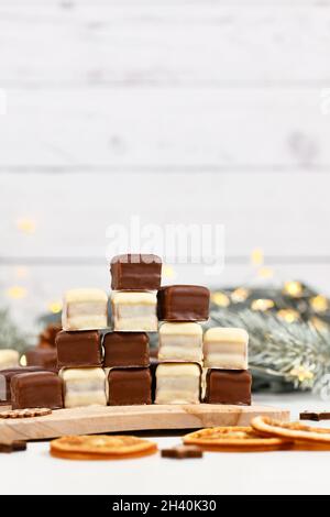 Traditionelle deutsche Süßwaren, genannt 'Dominosteine'. Weihnachtsbonbons bestehend aus Lebkuchen, Gelee und Marzipan-Schichten, die mit Schokoladenvereisung überzogen sind Stockfoto