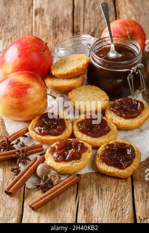 Hausgemachte Apfelbutter mit Zutaten aus der Nähe auf dem Tisch. Vertikal Stockfoto