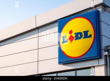 LIDL Supermarkt deutsche Kette Store Logo Signage Editorial, Shop Gebäude Fassade Marke Logo unterzeichnen aus der Nähe, niemand. Lebensmittel, Einzelhandelsunternehmen Stockfoto