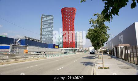 Straße mit Design eines modernen Gebäudes in Barcelona, Katalonien, Spanien, Europa Stockfoto