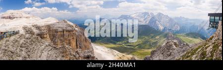Panorama über die Marmolada-Gruppe von der Sella-Gruppe Stockfoto
