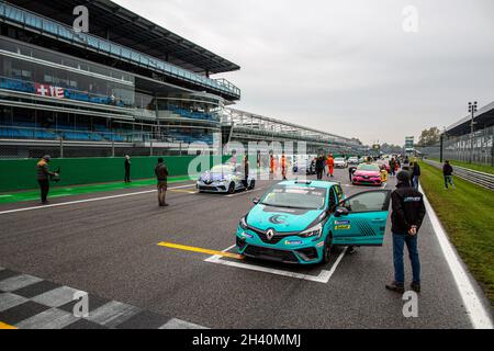 Monza, Italie. Oktober 2021. JELMINI Felice (ITA), PMA MOTORSPORT, Clio Cup Europe, Startaufstellung im Portrait beim 13. Lauf des Clio Cup Europe 2021, vom 29. Bis 31. Oktober 2021 auf dem Autodromo Nazionale di Monza, in Monza, Italien - Foto Clement Luck/DPPI Credit: DPPI Media/Alamy Live News Stockfoto