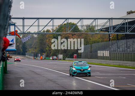 Monza, Italie. Oktober 2021. JELMINI Felice (ITA), PMA MOTORSPORT, Clio Cup Europe, Actionsieger des Rennens 2 Ziellinie beim 13. Lauf des Clio Cup Europe 2021, vom 29. Bis 31. Oktober 2021 auf dem Autodromo Nazionale di Monza, in Monza, Italien - Foto Clement Luck/DPPI Credit: DPPI Media/Alamy Live News Stockfoto