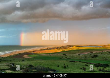 Grain pluvieux passant au large du Cap Blanc-Nez, Frankreich, Côte d'opale Stockfoto