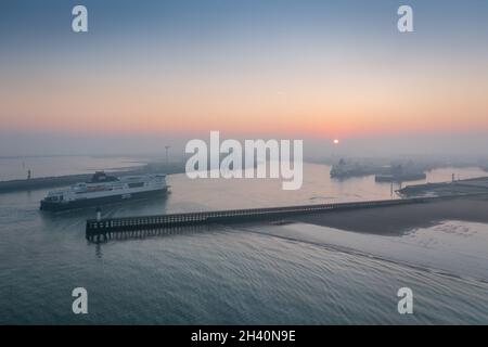 Port de Calais au lever de Soleil, dans la brume, Frankreich, Hauts de France Stockfoto