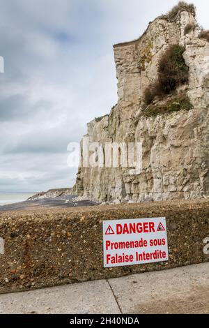 Panneau d'avertissement des risques d'éboulement de la falaise, Frankreich, Somme, Ault Stockfoto