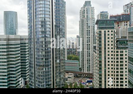 Nebliger Morgen für Wolkenkratzer in Isle of Dog, Dockland, canary Wharf London England Stockfoto