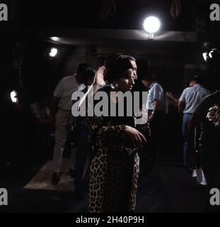 BARBRA STREISAND als Fanny Brice am Set offen mit Film Crew während der Dreharbeiten des LUSTIGEN MÄDCHENS 1968 Regisseur WILLIAM WYLER Musical / Drehbuch Isobel Lennart Musik Jule Styne Lyrics Bob Merrill Kostümdesign Irene Sharaff Produzent Ray stark Rastar Productions / Columbia Picches Stockfoto