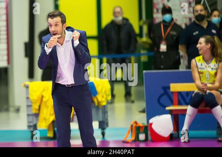 Arena di Monza, Monza (MB), Italien, 30. Oktober 2021, Cheftrainer DANIELE SANTARELLI (Imoco Volley Conegliano) während des Vero Volley Monza gegen Imoco volle Stockfoto