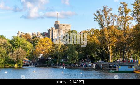 Windsor Castle Blick von der Themse Stockfoto