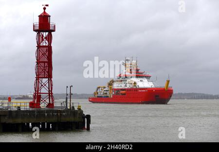 31/10/2021Gravesend UK Fair gut Boaty McBoatface! Das britische Antarctic Survey Ship RRS Sir David Attenborough passiert den Northfleet Lighthouse in der Nähe von Gr Stockfoto