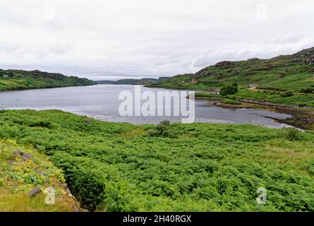 Loch Inchard, ein küstenloch an der Westküste Schottlands, Großbritannien. Eine der Sehenswürdigkeiten der North Coast 500 Fernfahrstrecke. Schottland, Vereinigte Staaten Stockfoto