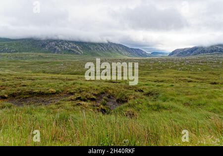 Loch Inchard, ein küstenloch an der Westküste Schottlands, Großbritannien. Eine der Sehenswürdigkeiten der North Coast 500 Fernfahrstrecke. Schottland, Vereinigte Staaten Stockfoto