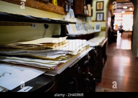 OHRID, NORDMAKEDONIEN - 27. AUGUST 2021: Blätter aus Papier und Werkzeuge, die in den Regalen des Nationalen Workshops für handgemachtes Papier Ljupcho Panevski angeordnet sind Stockfoto