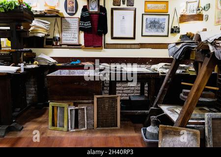 OHRID, NORDMAKEDONIEN - 27. AUGUST 2021: Blätter aus handgefertigtem Papier und Werkzeuge auf Regalen im Nationalen Workshop für handgefertigtes Papier Ljupcho Pa Stockfoto