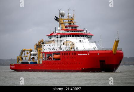 31/10/2021 Gravesend UK Fair gut Boaty McBoatface! Das britische Antarctic Survey Ship RRS Sir David Attenborough passiert den Northfleet Lighthouse in der Nähe von Gr Stockfoto