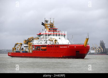 31/10/2021 Gravesend UK Fair gut Boaty McBoatface! Das britische Antarctic Survey Ship RRS Sir David Attenborough passiert den Northfleet Lighthouse in der Nähe von Gr Stockfoto