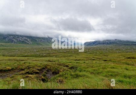 Loch Inchard, ein küstenloch an der Westküste Schottlands, Großbritannien. Eine der Sehenswürdigkeiten der North Coast 500 Fernfahrstrecke. Schottland, Vereinigte Staaten Stockfoto