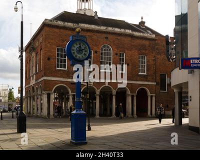 Millennium Town Clock vor Guildhall denkmalgeschütztes Gebäude aus dem Jahr 1757Cornmarket High Wycombe Buckinghamshire England Großbritannien Stockfoto