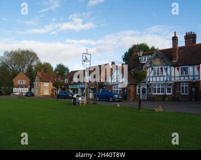 Das öffentliche Haus Merlin's Cave auf dem Dorfgrün von Chalfont St Giles Buckinghamshire England Stockfoto