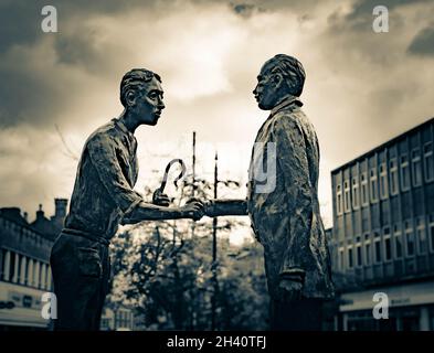 Schwarz-Weiß-Aufnahme der Statue der Verleihmesse von Laury Dizengremel, im Stadtzentrum Spalding Stockfoto