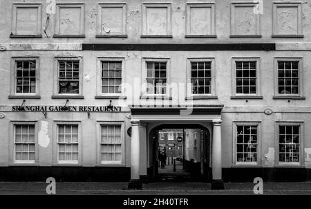 Schwarz-weißes Bild der heruntergekommenen Fassade des chinesischen Restaurants Shanghai Garden im Hall Place Stockfoto