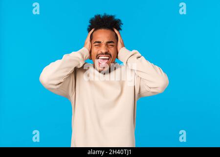 Depression, psychische Gesundheit und Menschen Konzept. Müde und bekümmert angespannter afroamerikanischer junger Mann, der am Zusammenbruch leidet, hat die Nase voll Stockfoto