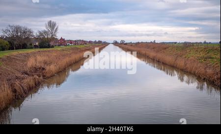 Vernatts Abfluss in den Lincolnshire Fens mit Wygate Park, Spalding auf der linken Seite. Am Fluchtpunkt erstreckt sich die vom Menschen geschaeckte Wasserstraße bis in die Unendlichkeit. Stockfoto