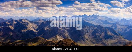 Panoramablick vom Pic du Midi de Bigorre in den französischen Pyrenäen. Aneto und Monte Perdido können von der Sternwarte aus gesehen werden, die mit der Seilbahn erreicht wird. Stockfoto