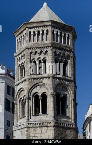 Der Kirchturm von San Donato Stockfoto