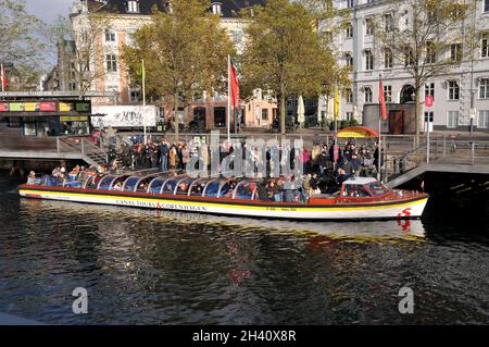 Kopenhagen, Dänemark..31 Oktober 2021, / Touristen, die auf Kanaltour kommen Kopenhagen Kanal crusing am letzten Tag des Monats oktober Herbsttag.. (Foto..Francis Joseph Dean/Dean Bilder) Stockfoto