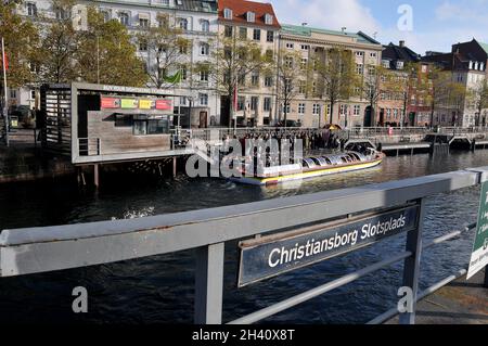 Kopenhagen, Dänemark..31 Oktober 2021, / Touristen, die auf Kanaltour kommen Kopenhagen Kanal crusing am letzten Tag des Monats oktober Herbsttag.. (Foto..Francis Joseph Dean/Dean Bilder) Stockfoto