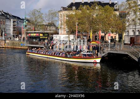 Kopenhagen, Dänemark..31 Oktober 2021, / Touristen, die auf Kanaltour kommen Kopenhagen Kanal crusing am letzten Tag des Monats oktober Herbsttag.. (Foto..Francis Joseph Dean/Dean Bilder) Stockfoto