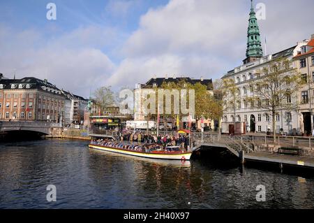 Kopenhagen, Dänemark..31 Oktober 2021, / Touristen, die auf Kanaltour kommen Kopenhagen Kanal crusing am letzten Tag des Monats oktober Herbsttag.. (Foto..Francis Joseph Dean/Dean Bilder) Stockfoto