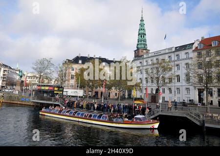 Kopenhagen, Dänemark..31 Oktober 2021, / Touristen, die auf Kanaltour kommen Kopenhagen Kanal crusing am letzten Tag des Monats oktober Herbsttag.. (Foto..Francis Joseph Dean/Dean Bilder) Stockfoto