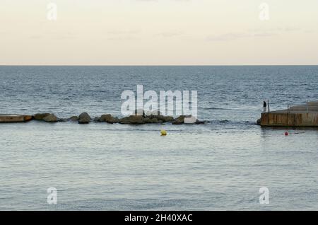 Mann beim Angeln am Strand von La Nova Icaria, Barcelona, Katalonien, Spanien, Europa Stockfoto