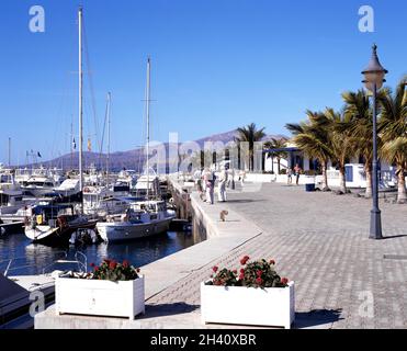 Yachten in der Marina, Puerto Calero, Lanzarote, Spanien. Stockfoto